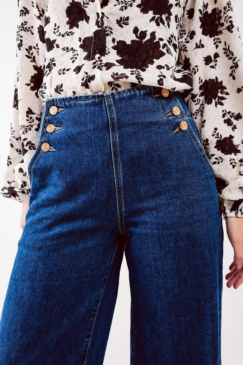 Wide leg jeans met knoopdetail in mid blue